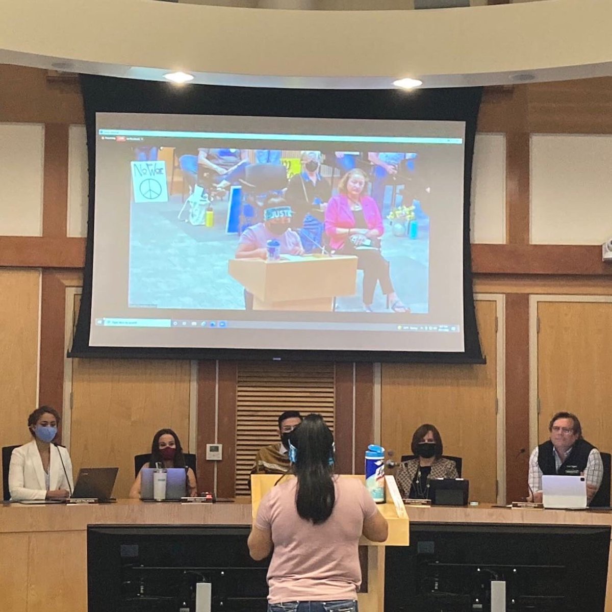NorthBayJwJ's tweet photo. Last night, @GoHealdsburg Mayor Ozzy Jimenez issued a proclamation supporting #farmworkers need for:
👉🏽LANGUAGE JUSTICE
👉🏽HAZARD PAY
👉🏽DISASTER INSURANCE
Anayeli, one of our farmworker organizers, read out the proclamation in Mixteco 🗣
#5forFarmworkers #FarmworkerJustice https://t.co/d1nXorKsnc