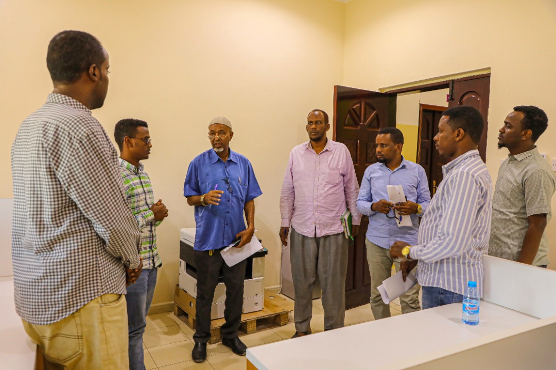 AbdiazizYouth's tweet photo. We were delighted to welcome delegates from the Ministry of Education @moechesomalia  and @SaveChildrenSO , and we showed them around the facility and activities at the center.

#AYCVisit https://t.co/cWJ5GFxB17