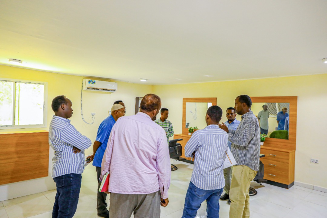 AbdiazizYouth's tweet photo. We were delighted to welcome delegates from the Ministry of Education @moechesomalia  and @SaveChildrenSO , and we showed them around the facility and activities at the center.

#AYCVisit https://t.co/cWJ5GFxB17