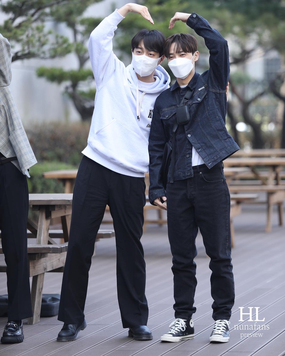 xyoondj's tweet photo. ini kenapa jadi Dujun yg jinjit https://t.co/wuRtV713FY