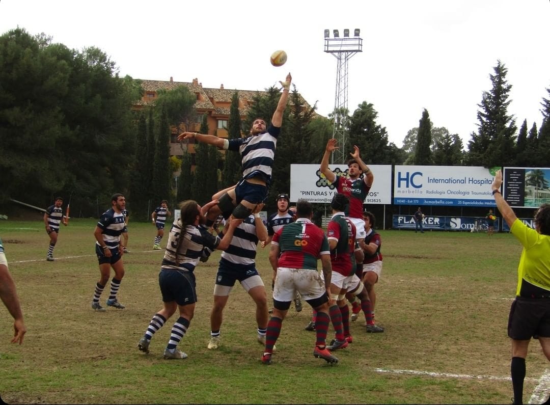 Carugbysevilla's tweet photo. Ajustada derrota de Marbella Rugby Club vs CAR Coanda: 17-13. Mal partido el de los sevillanos en el Bahia’s Park ante un rival que estuvo más concentrado y acertado en su toma de decisiones y terminó llevándose el triunfo. #CarCoanda #RugbyAndaluz #NoSomosUnEquipoSomosClub https://t.co/2OMaumK6W5