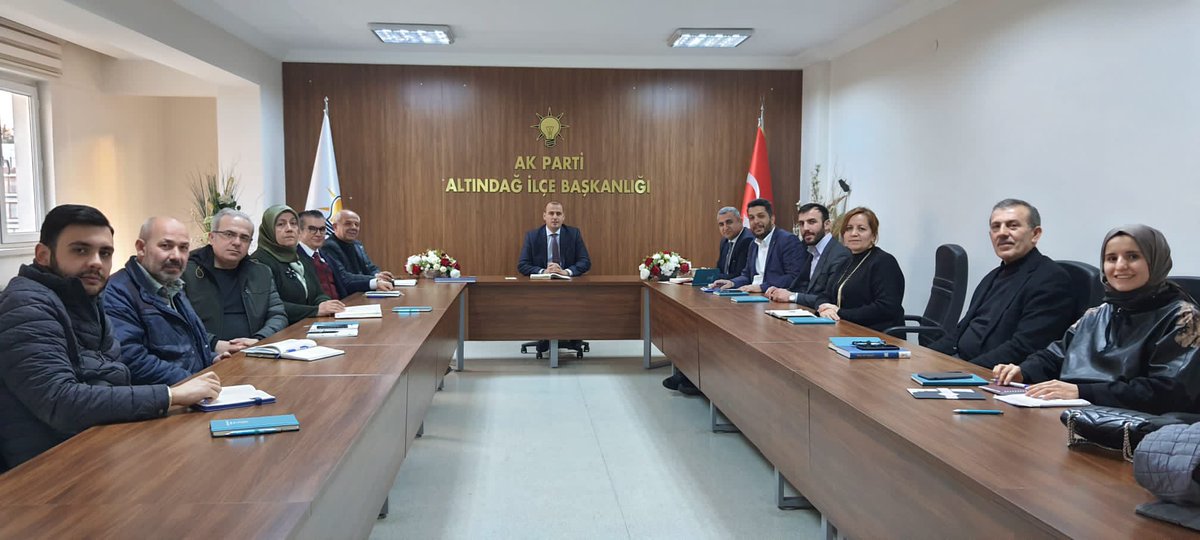 Fatih__Bildik's tweet photo. Haftalık Olağan Yürütme Kurulu Toplantımızı sosyal mesafe kuralları dahilinde icra ettik.

#KalbimizAltındağ
#İnandığınYoldaYürü 

@RTErdogan 
@hakanhanozcan https://t.co/R8D33WKcsU