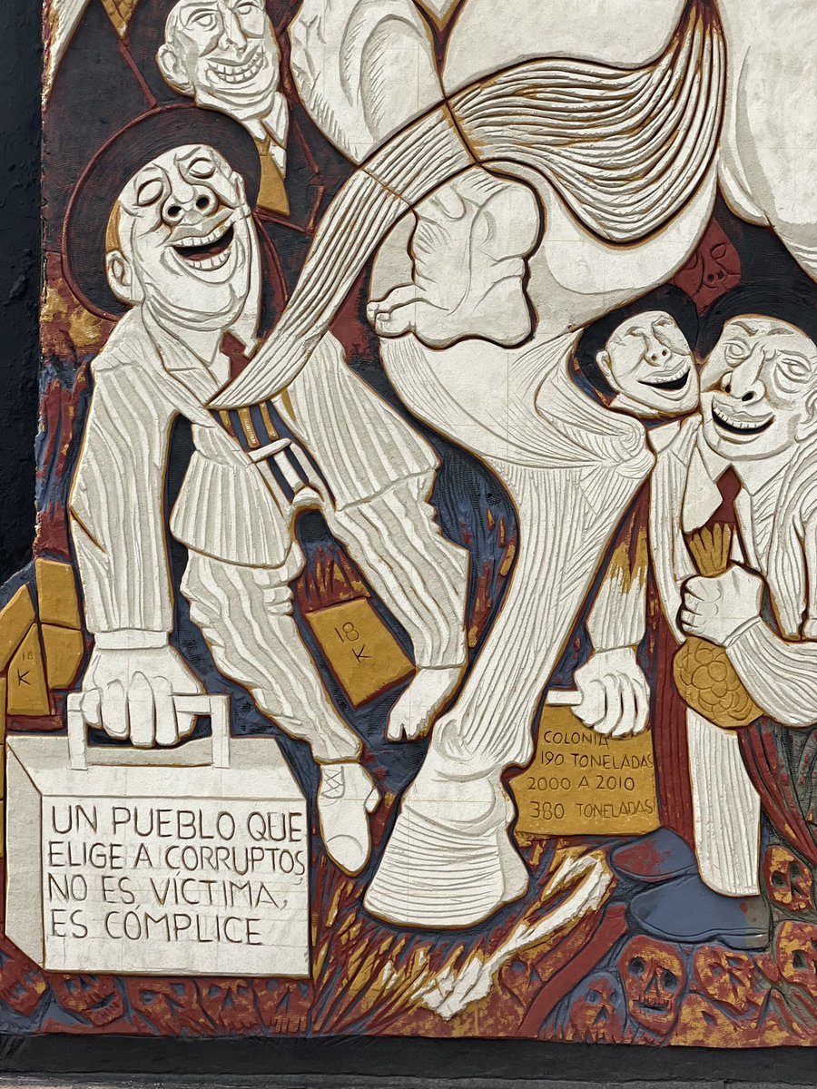 alejandrojimp's tweet image. “Un pueblo que elige a corruptos, no es víctima, es cómplice.”

Mural “Tragedias” de Ariosto Otero en SEGOB.