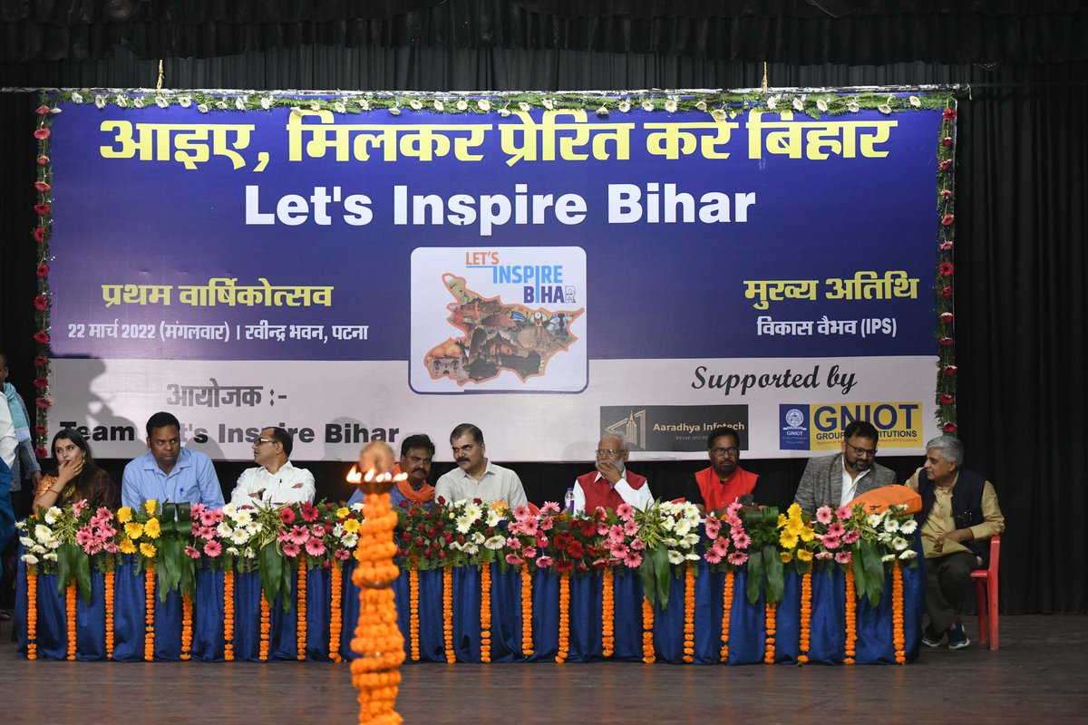vikasvaibhavips's tweet photo. #LetsInspireBihar अभियान के प्रथम वर्षगांठ (#बिहार_दिवस2022) पर आज पटना के रवीन्द्र भवन में भव्य समारोह का आयोजन किया गया जिसमें बिहार के सभी 38 जिलों में स्थापित अध्यायों से जुड़े सहस्त्राधिक (1000 से अधिक) सहयात्री सम्मिलित हुए । https://t.co/iqM9tkDkzx