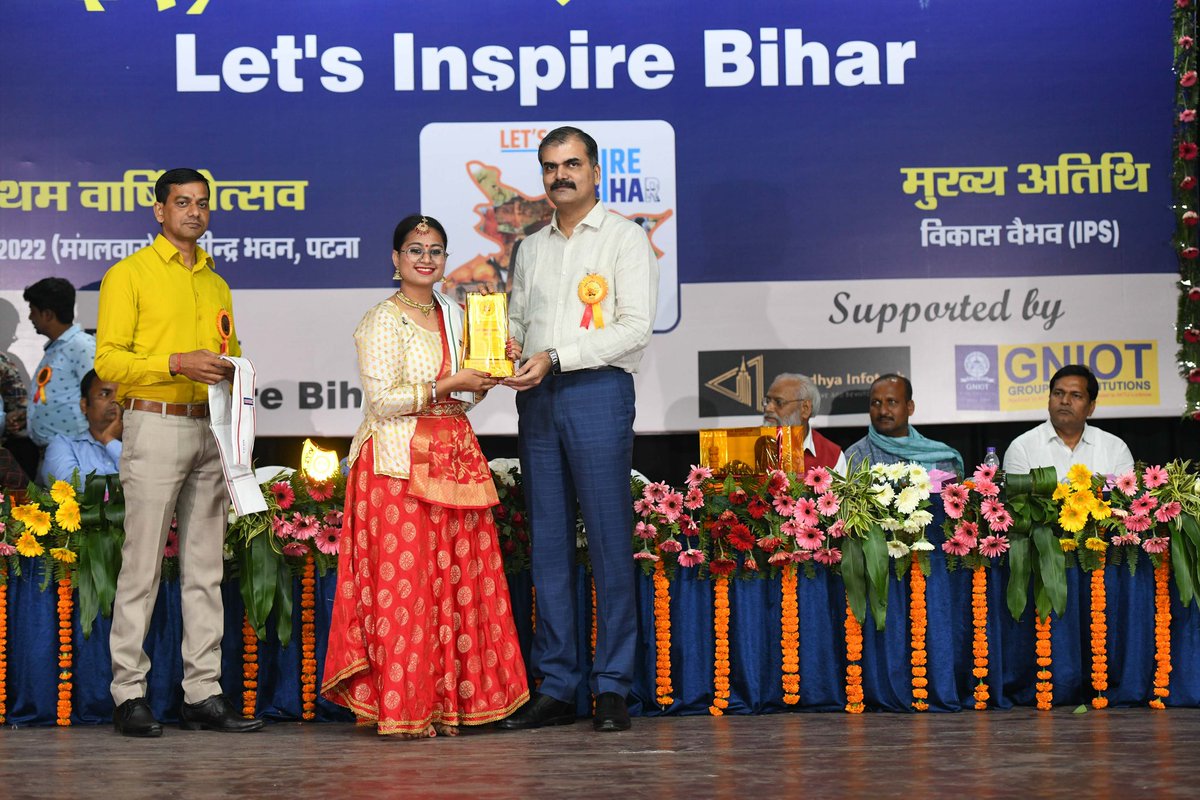 vikasvaibhavips's tweet photo. #LetsInspireBihar अभियान के प्रथम वर्षगांठ (#बिहार_दिवस2022) पर आज पटना के रवीन्द्र भवन में भव्य समारोह का आयोजन किया गया जिसमें बिहार के सभी 38 जिलों में स्थापित अध्यायों से जुड़े सहस्त्राधिक (1000 से अधिक) सहयात्री सम्मिलित हुए । https://t.co/iqM9tkDkzx