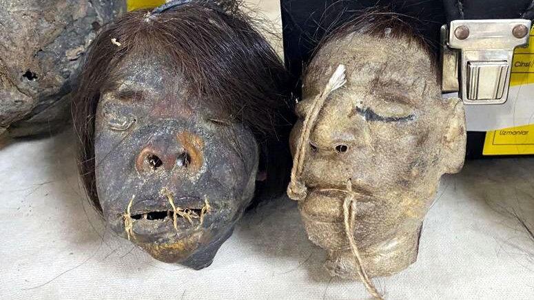 İzmir'de ele geçirilmişti! Kesik başların gizemi çözüldü. Başların düşmanlara ait olmasından dolayı kötü ruhlarını hala içlerinde taşıdıklarına inandıkları ve bunun dışarı çıkmaması için dudaklarını iple diktikleri öğrenildi.
#izmir #arkeoloji #araştırma #tarihieser