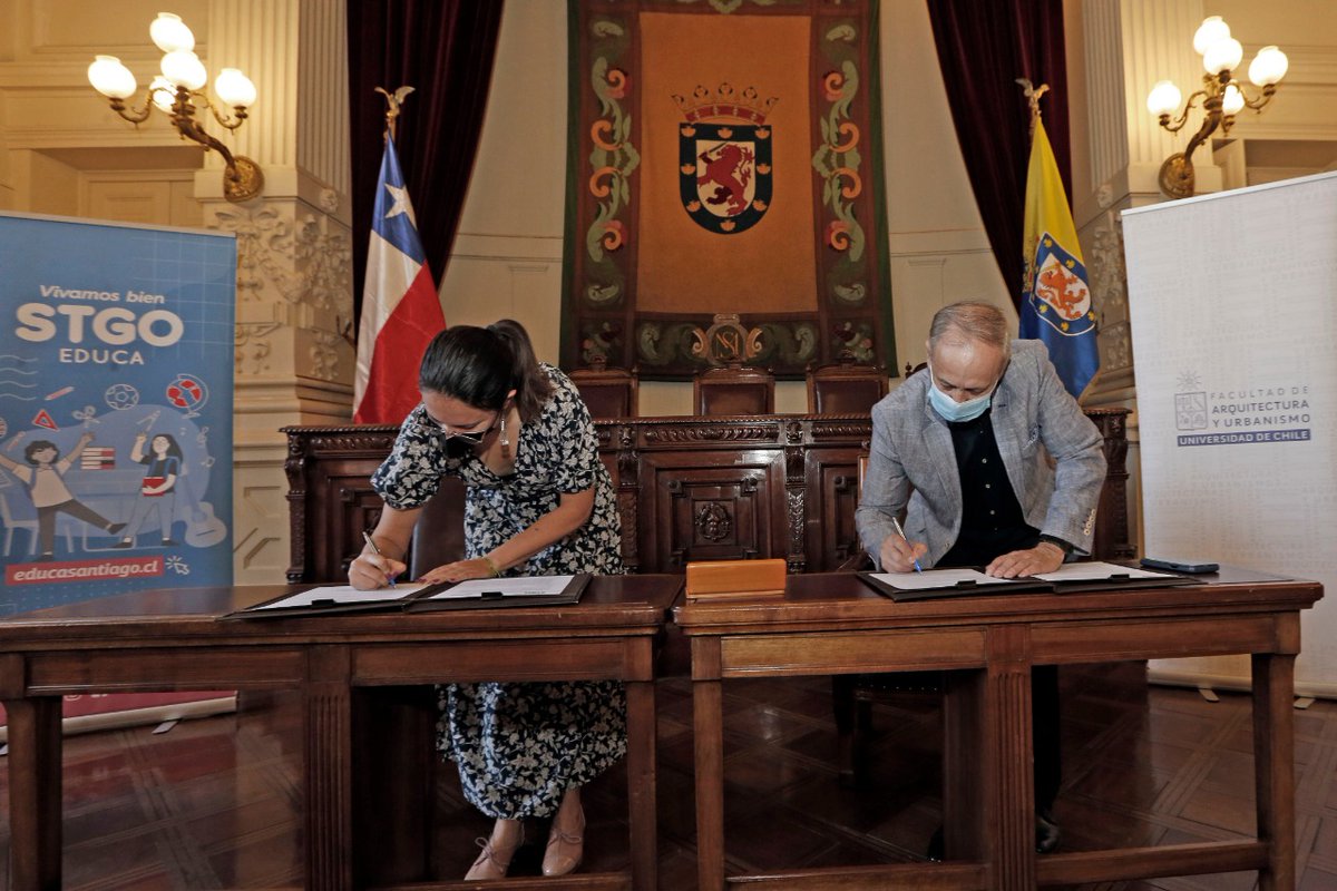 El Decano Manuel Amaya <a href="/madarq/">Manuel Amaya D.</a>, y la alcaldesa <a href="/IraciHassler/">Irací Hassler Jacob</a> firmaron un convenio de colaboración entre la #FAU y la Ilustre Municipalidad de Santiago <a href="/Muni_Stgo/">Santiago</a>, con miras a fortalecer la formación de nuestros/as estudiantes y cooperar en diversas áreas de interés para Santiago.