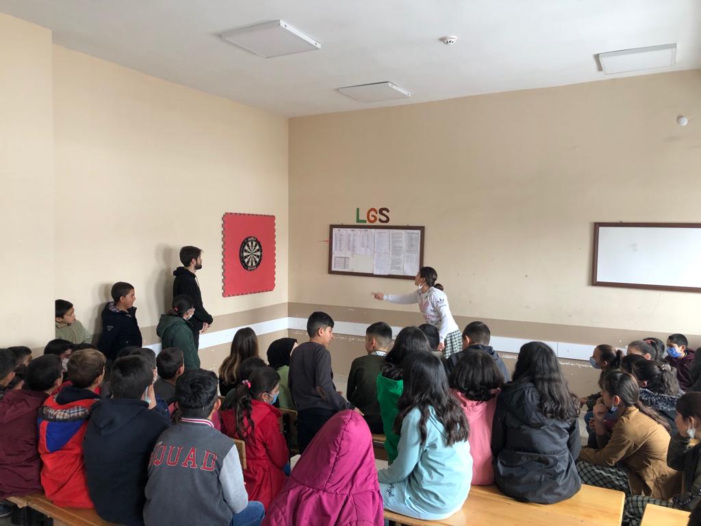 gctvrnokulu's tweet photo. Ortaokul öğrencilerimiz arasında düzenlemiş olduğumuz Dart Turnuvası'nda ilk üçe giren öğrencilerimize madalyaları ve hediyeleri törenle takdim edildi. @agrimem @hasan_kokrek @ademtopaca @Ahmetkaya0404 @taslicaymem https://t.co/XBcvBTYXJP