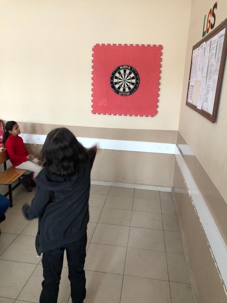 gctvrnokulu's tweet photo. Ortaokul öğrencilerimiz arasında düzenlemiş olduğumuz Dart Turnuvası'nda ilk üçe giren öğrencilerimize madalyaları ve hediyeleri törenle takdim edildi. @agrimem @hasan_kokrek @ademtopaca @Ahmetkaya0404 @taslicaymem https://t.co/XBcvBTYXJP