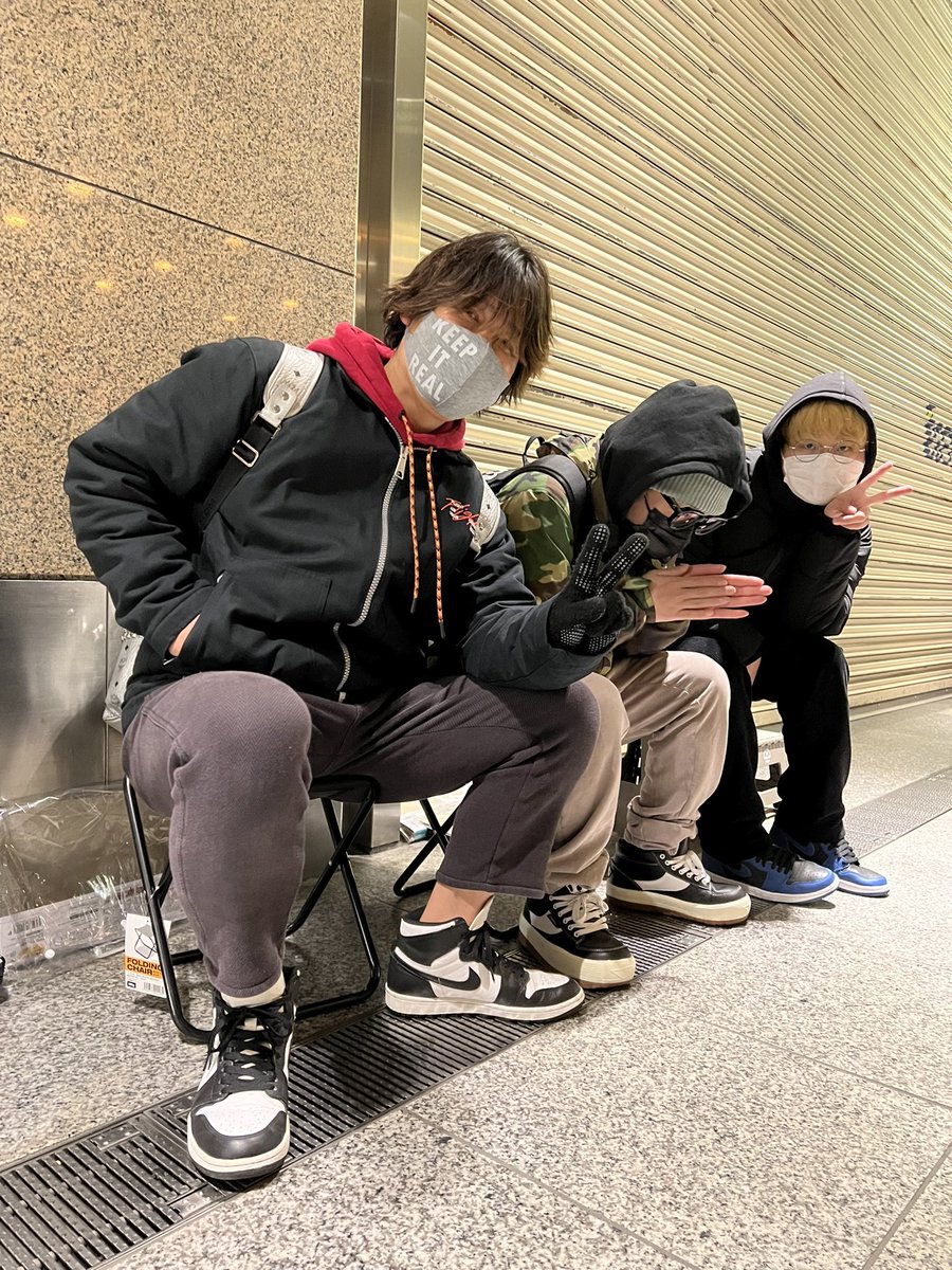 新宿伊勢丹に徹夜で並んでます。誰も他に並んでいませんが
開店が楽しみ