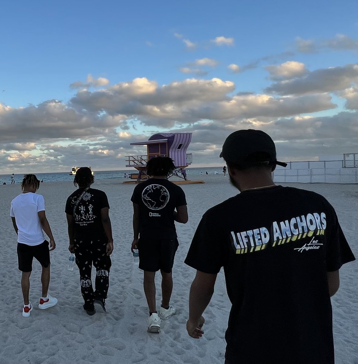 wavyzae20's tweet photo. Miami In December ❄️🌊 https://t.co/QLXeEAIZZs