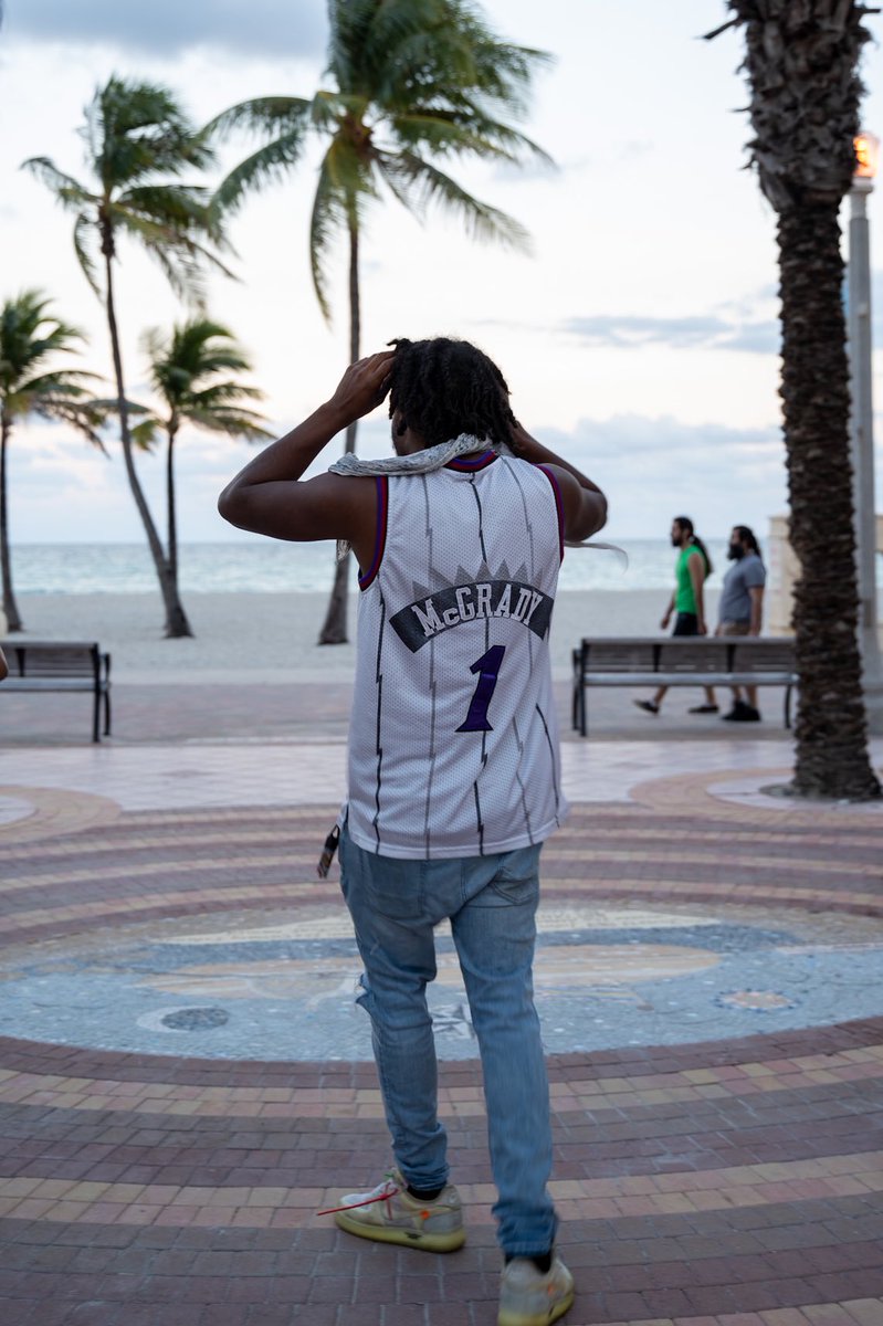 wavyzae20's tweet photo. Miami In December ❄️🌊 https://t.co/QLXeEAIZZs