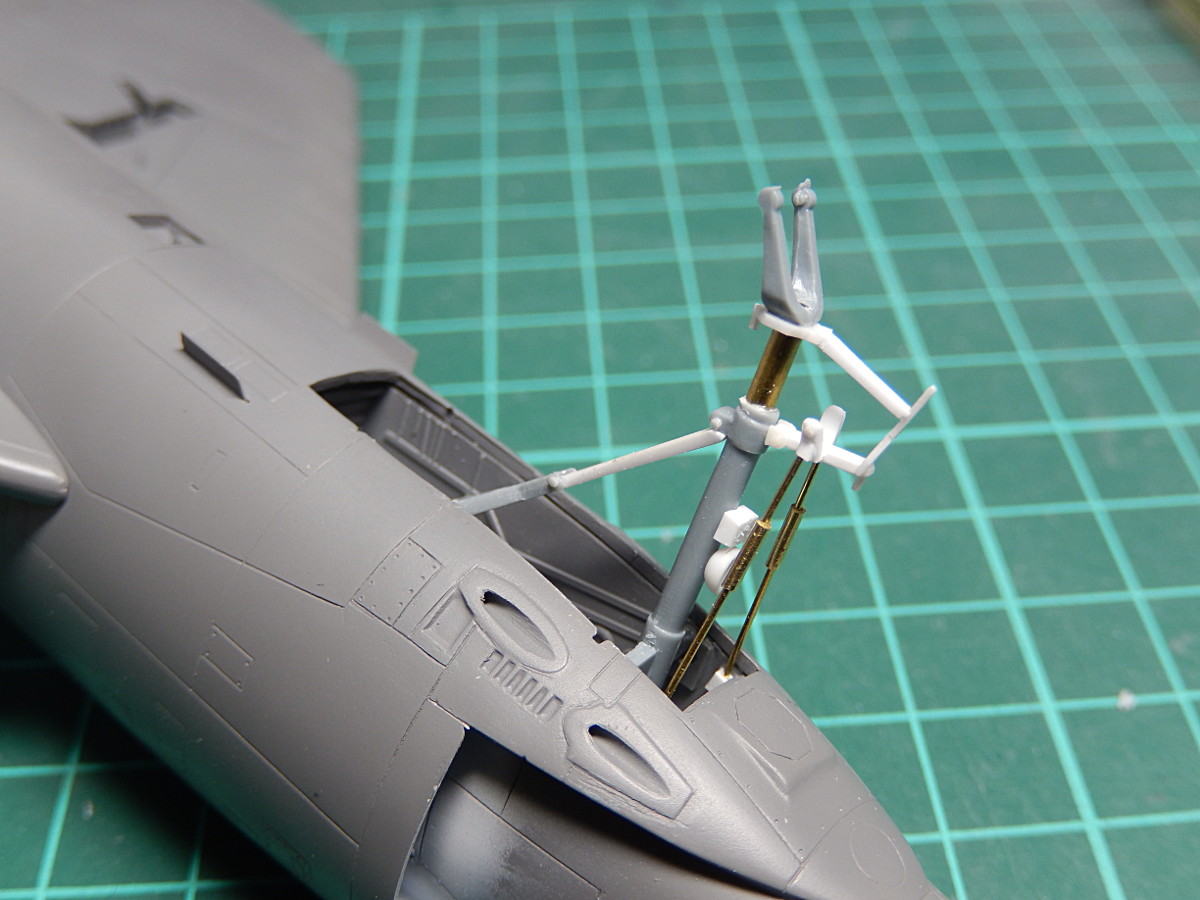 gorimodeler's tweet photo. 実機の複雑な構造がかなり簡略化されているキットの前脚。
数ミリ伸ばして、プラ材と真鍮線でせっせとディテールアップしました。
ここは目立つ部分なので手の入れ甲斐があります。
風防前部にピトー管追加。
細部工作が楽しい😊
#春のアメリカ艦載機祭り
#ソード
#F3H https://t.co/K0wPAFqACz