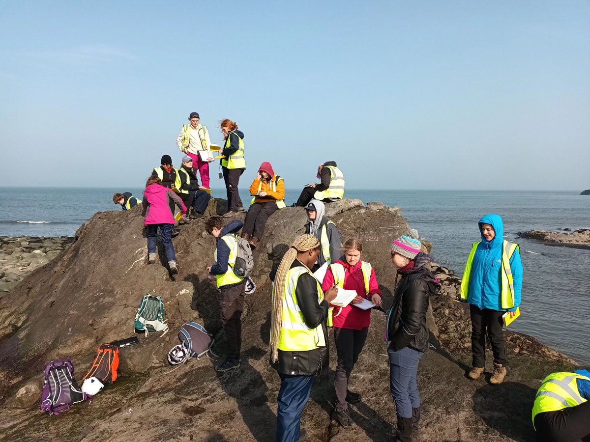 LewisWRobinson's tweet photo. Day 3 of our 1st year trip back in Craster doing some more mapping, Cairn mapping and looking at some structural geology! My last day in the field but the rest of the gang returns tomorrow for their summative mapping! @DurUniEarthSci also ft @Volcannabelle as my scale bar. https://t.co/2LwtYpzJpE