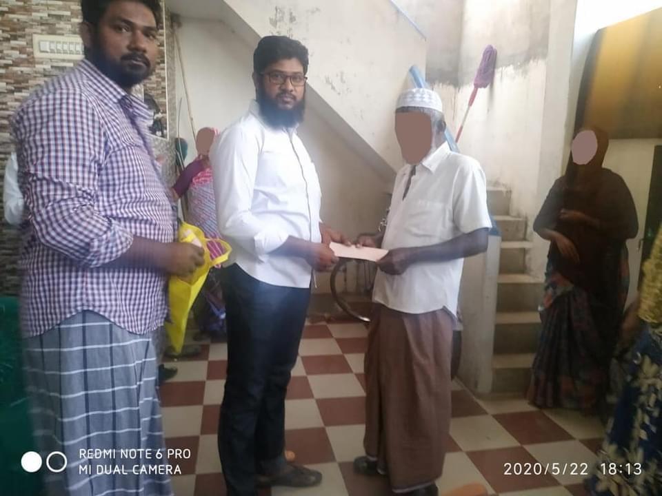 tntjho's tweet photo. ஊரடங்கு காரணமாக பொருளாதார ரீதியில் மக்கள் சிரமங்களுக்கு உள்ளாகியிருந்த காலத்தில் ஒவ்வொரு பகுதிகளிலும் ஏழை மக்களின் நிலையறிந்து அவர்களுக்கான உதவிகளை செய்கின்ற சீரிய திட்ட��்தினை TNTJ முன்னெடுத்து செயல்படுத்தியது.

படம் :தென்காசி மாவட்டம் சார்பில் நடந்த பணிகள்

#TNTJCOIVD19_Reliefs https://t.co/4BYKHGTS1F