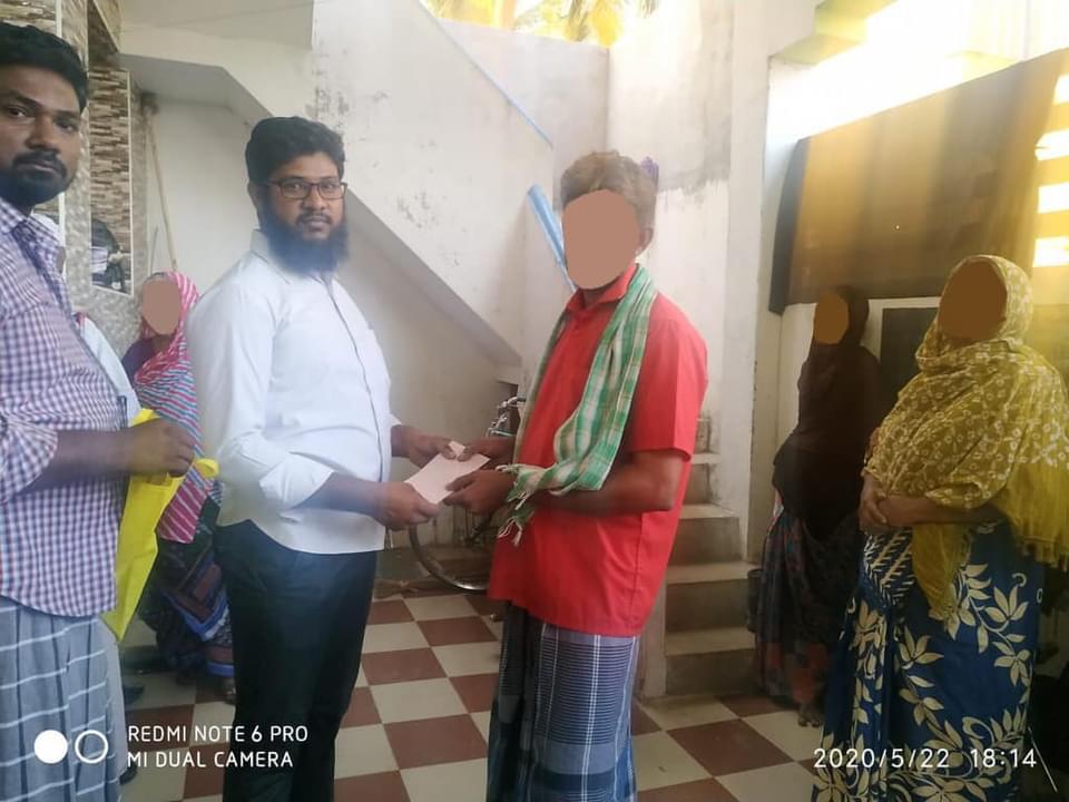tntjho's tweet photo. ஊரடங்கு காரணமாக பொருளாதார ரீதியில் மக்கள் சிரமங்களுக்கு உள்ளாகியிருந்த காலத்தில் ஒவ்வொரு பகுதிகளிலும் ஏழை மக்களின் நிலையறிந்து அவர்களுக்கான உதவிகளை செய்கின்ற சீரிய திட்ட��்தினை TNTJ முன்னெடுத்து செயல்படுத்தியது.

படம் :தென்காசி மாவட்டம் சார்பில் நடந்த பணிகள்

#TNTJCOIVD19_Reliefs https://t.co/4BYKHGTS1F