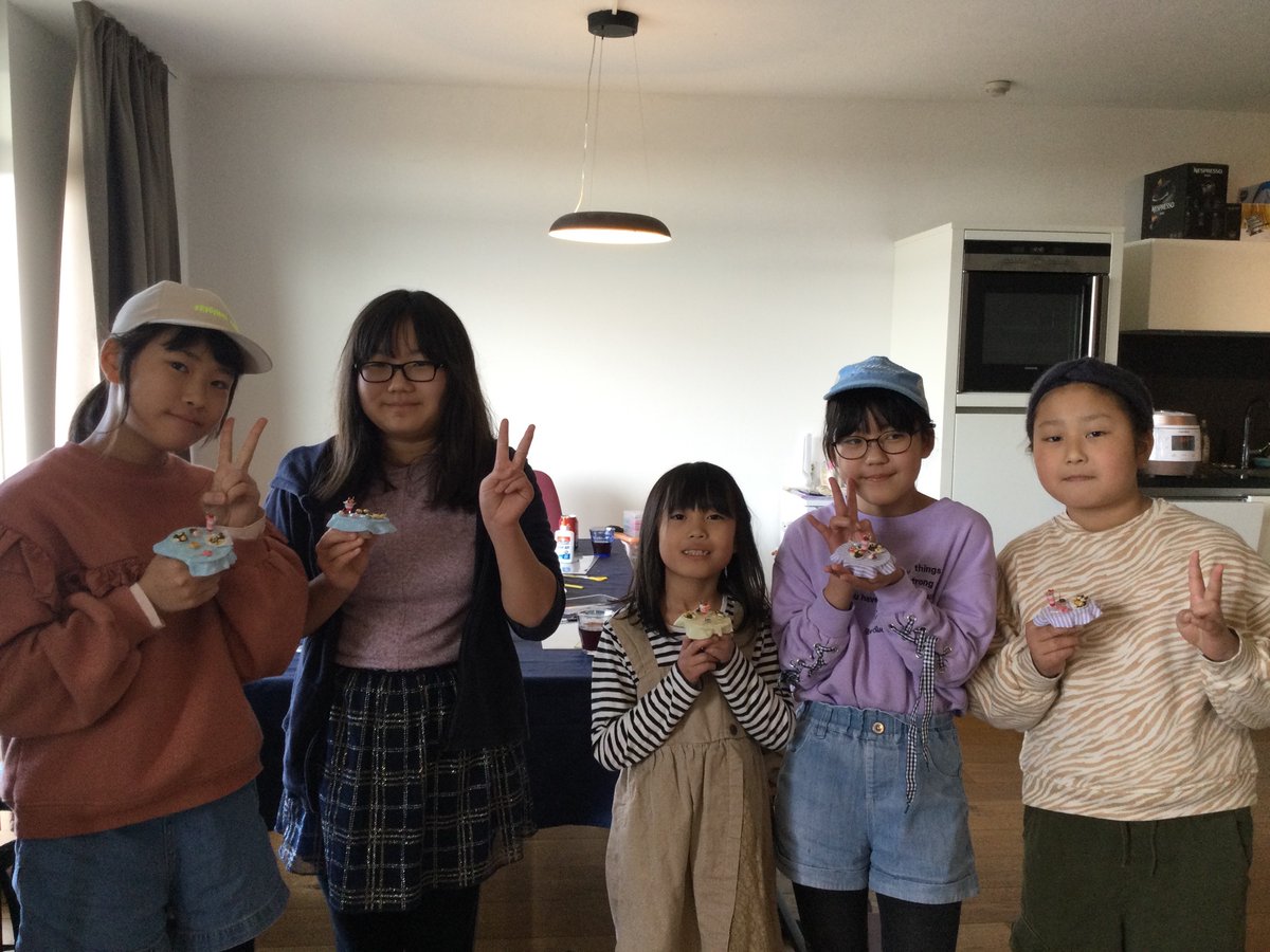 NaoColoratura's tweet photo. ミニチュア粘土子供ワークショップに5人のお子様が参加してくれました。子供達が好きそうなスイーツを制作。みんな一生懸命、楽しみながら制作していました。完成品はこちら↓。上手によくできました〜。☆春休み中、アムステルダムで子供ワークショップを開催しています。→https://t.co/pNWJxsX3Kq https://t.co/EluLhL4IzP