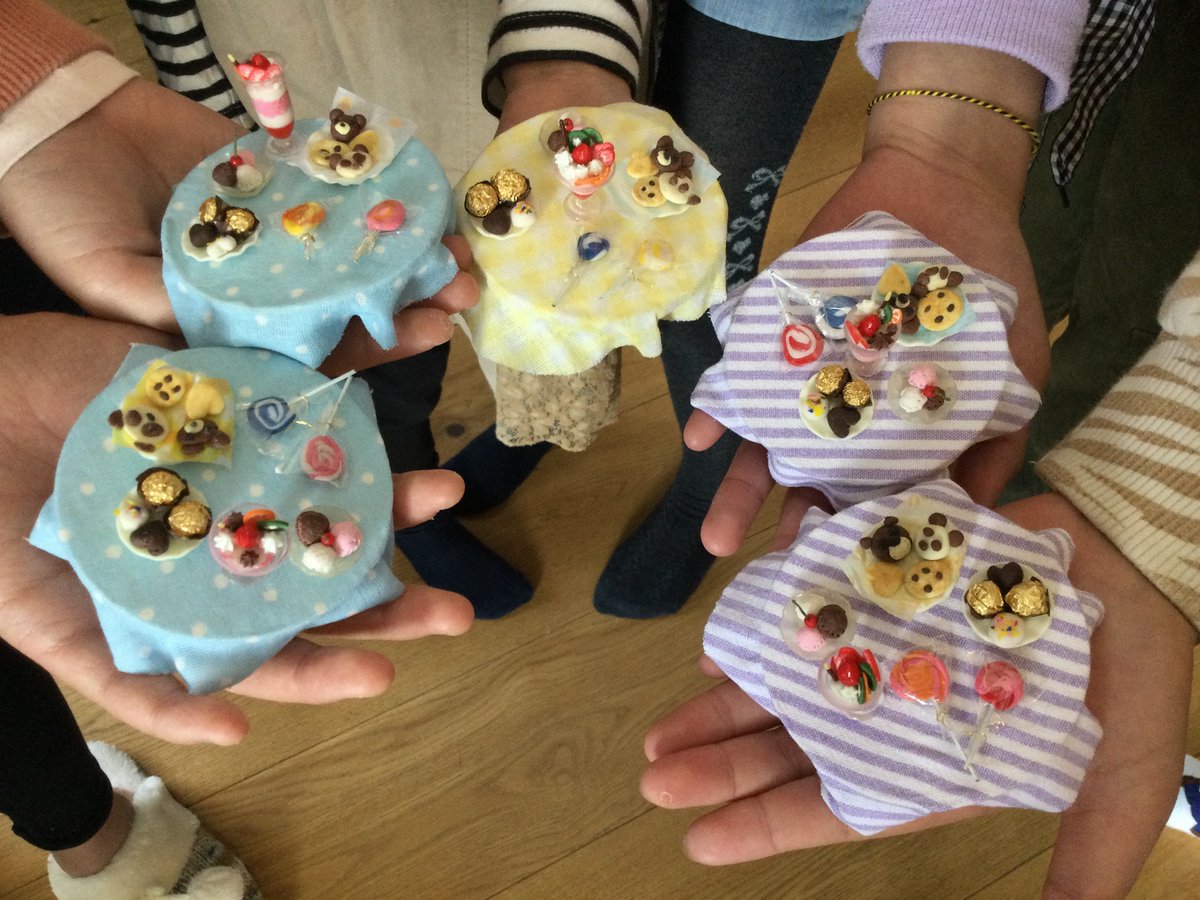 NaoColoratura's tweet photo. ミニチュア粘土子供ワークショップに5人のお子様が参加してくれました。子供達が好きそうなスイーツを制作。みんな一生懸命、楽しみながら制作していました。完成品はこちら↓。上手によくできました〜。☆春休み中、アムステルダムで子供ワークショップを開催しています。→https://t.co/pNWJxsX3Kq https://t.co/EluLhL4IzP