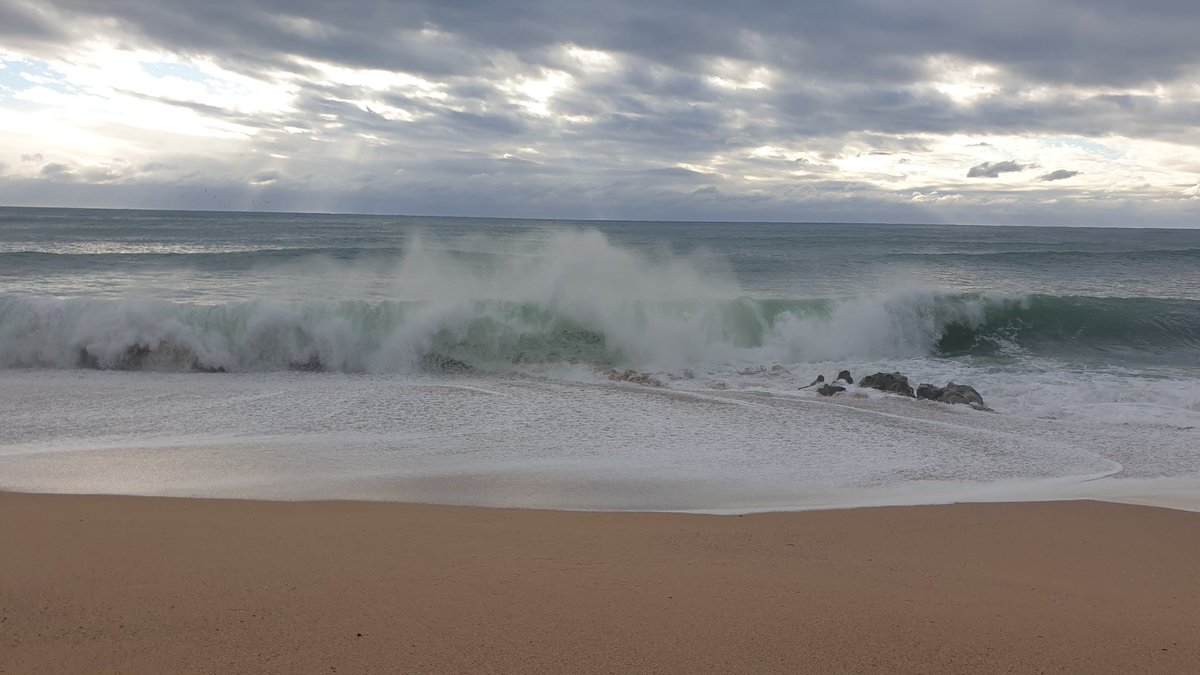 Ressaca de mar de llevant, bonica estampa però a distància i respecte
#llevantada #dinamicalitoral