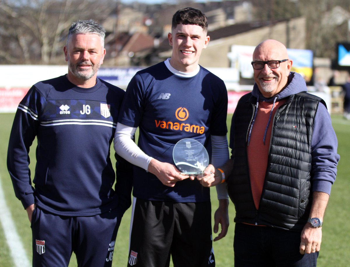 📸 | Zak received his award from Jerry Gill and sponsor Dave Clarke from Cannon Clarke Ltd prior to Saturday's game against Hemel Hempstead Town. 

#Romans #PlayerOfTheMonth