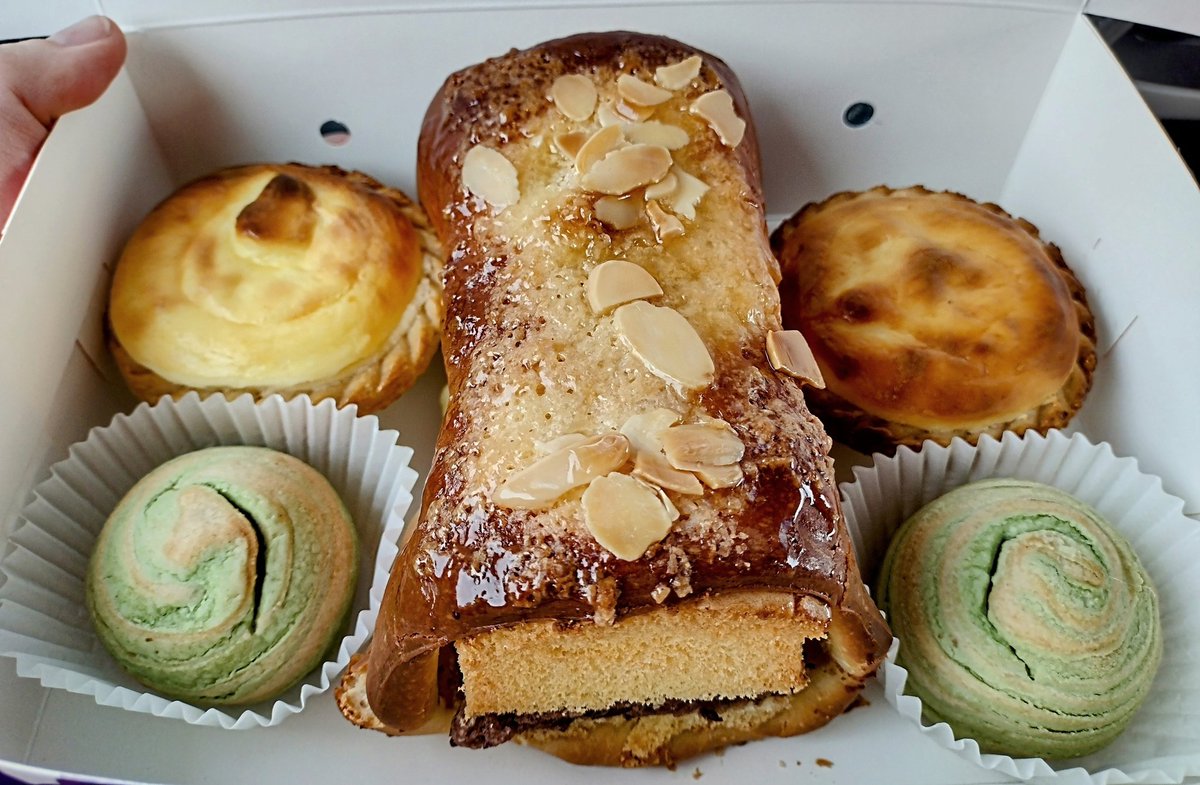 Elnigma3's tweet image. Went to #BreadCorner ( lava cakes, middle cake and green tea swirl cakes both have red bean paste filling )#LakeNeedwood
