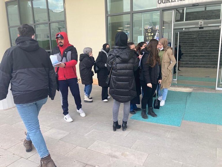 usakuniplatform's tweet photo. Bugün okul yemekhanesi önünde bildirimizle beraber imza föylerimizi doldurduk. Arkadaşlarımızı yarın saat 15.30 da birlikte mücadele etmeye çağırıyoruz! #müşterideğilöğrenciyiz #uşakucuzyemekistiyor https://t.co/pgIMYBCfSF