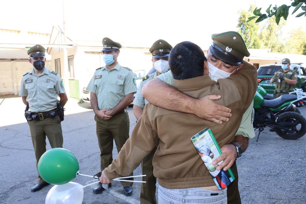 Carab_Maule's tweet photo. En el #DiaMundialDelSindromeDeDown, el Prefecto de #Curicó, Coronel Oscar Muñoz junto a su personal, hizo posible el sueño del joven Jesús, quien se sintió parte de las filas de la institución, mostrando gran conocimiento y admiración por el trabajo que realiza @Carabdechile https://t.co/zc7jigCxny