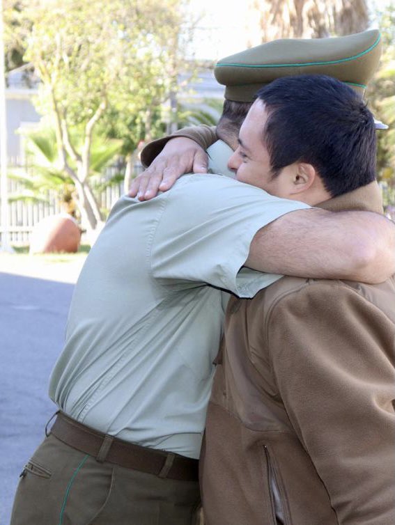 Carab_Maule's tweet photo. En el #DiaMundialDelSindromeDeDown, el Prefecto de #Curicó, Coronel Oscar Muñoz junto a su personal, hizo posible el sueño del joven Jesús, quien se sintió parte de las filas de la institución, mostrando gran conocimiento y admiración por el trabajo que realiza @Carabdechile https://t.co/zc7jigCxny