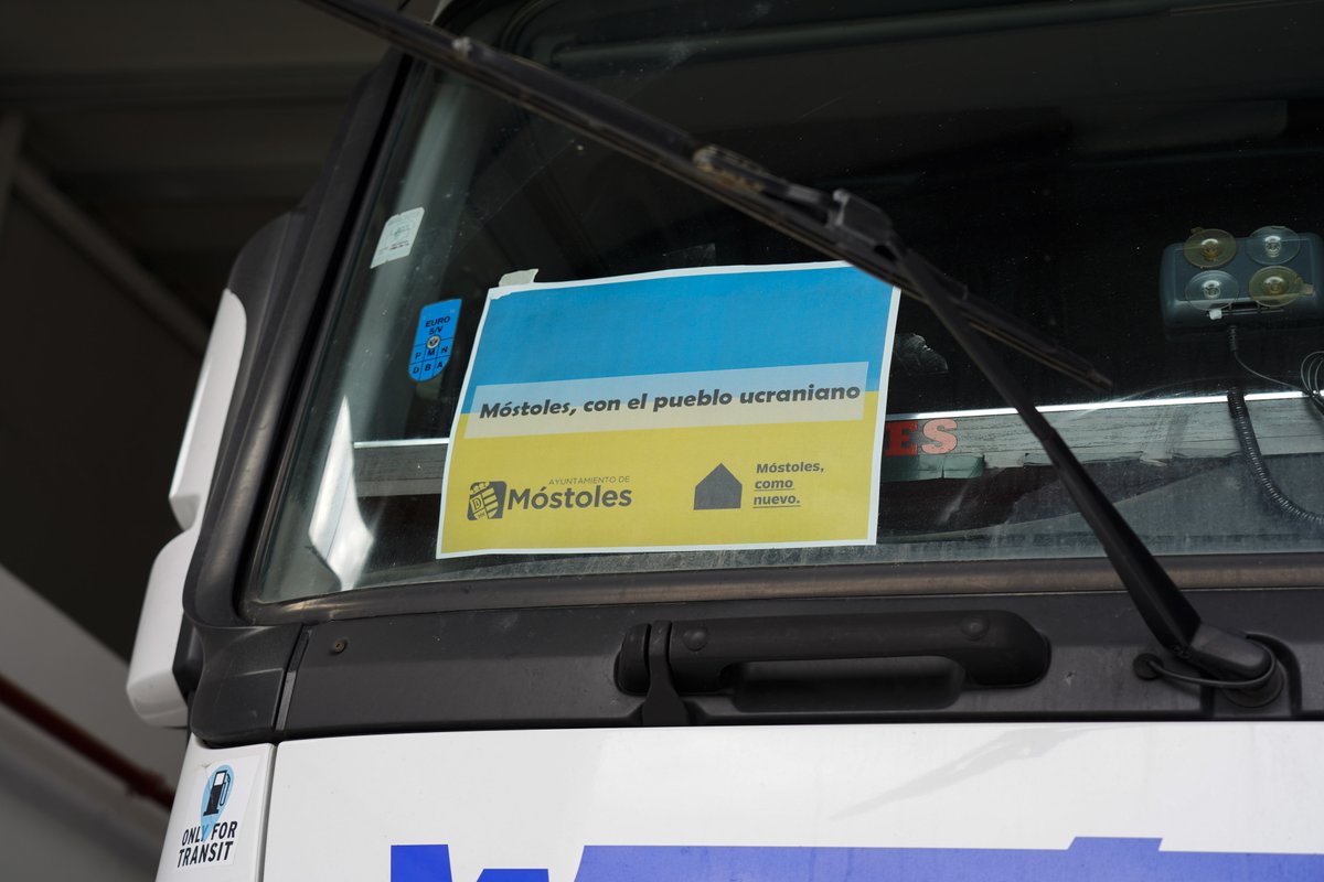 AytoMostoles's tweet photo. Sale de #Móstoles el primer camión con 16 toneladas de ayuda para #Ucrania. Hemos colaborado con la Asociación "Por el Futuro de Ucrania" en la recogida de esta ayuda a través de las Juntas de Distrito y habilitando una nave para almacenar las donaciones. https://t.co/uN3i91kH7a https://t.co/n4K8kvy04l
