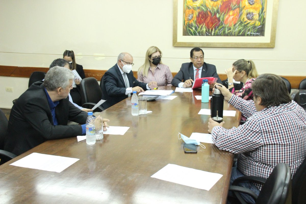 Reunión de la Comisión de Presupuesto, que preside el Diputado <a href="/tadeorojasm/">Miguel Tadeo Rojas Meza</a>.

Tema:Proyecto de ley “Que crea la comisión nacional de regulación y aprovechamiento múltiple de la cuenca del río Tebicuary”.

<a href="/RocioVallejoA/">Rocio Vallejo</a> <a href="/DipTrinidadM/">Manuel Trinidad Colmán</a> <a href="/fernandooreggi1/">Fernando Oreggioni</a> <a href="/emiliopavond/">Emilio Pavón</a>