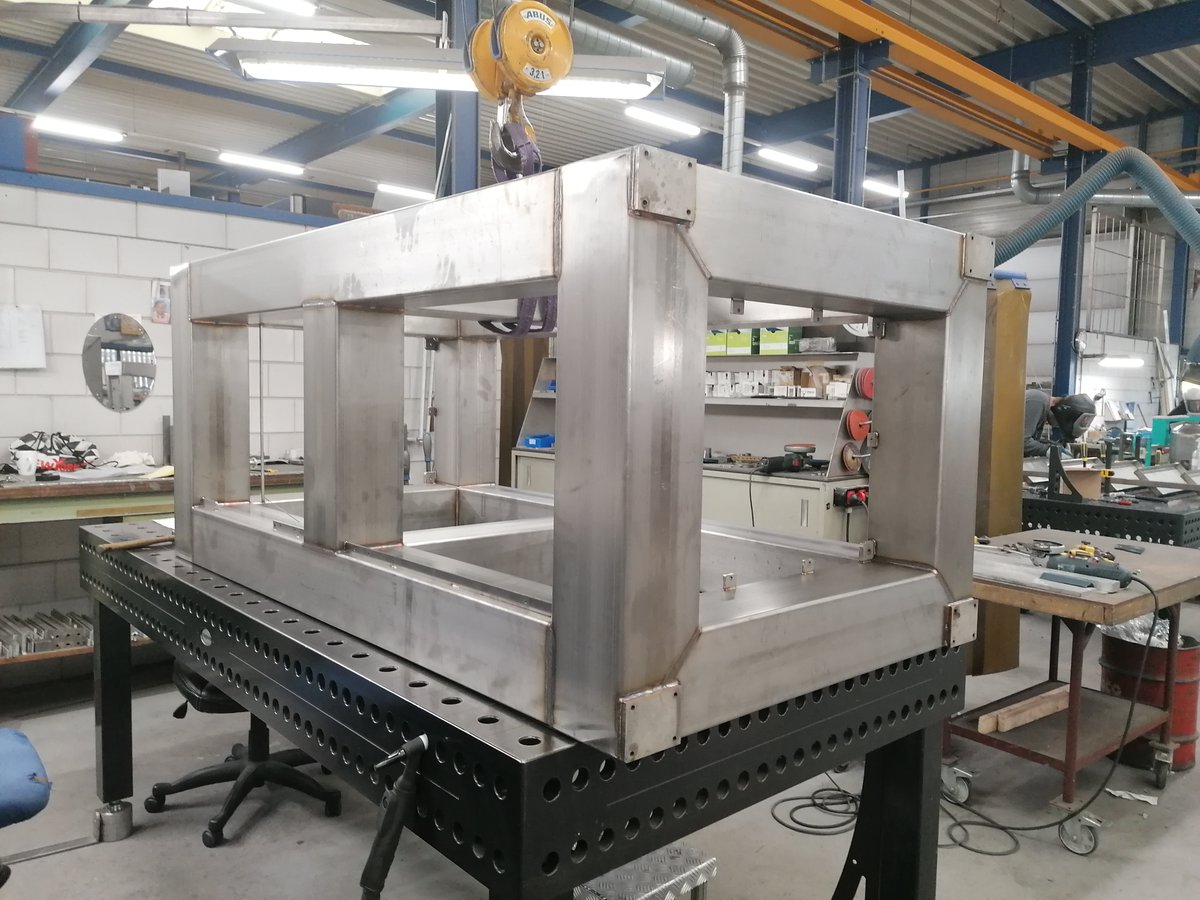 VeratioBV's tweet photo. Heeft u vragen over een maatwerk kokerframe, of bent u op zoek naar een betrouwbare leverancier?

Afdeling productie: https://t.co/BqVukB7TRg

#RVS #roestvaststaal #roestvrijstaal #aluminium
#Veratio #Gouda #zuidholland #maatwerk #specialist 
#lasersnijden #lassen #slijpen https://t.co/oj1efFj7Lg