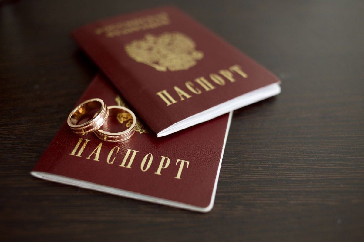 После окончания свадебных торжеств наступают будни, и неотъемлемой их частью, и даже необходимостью, является смена документов. На это даются определенные сроки, по истечении которых женщину (или в некоторых случаях мужчину) ждут штрафы.
    Паспорт… t2p.pw/1bmAQKmYup