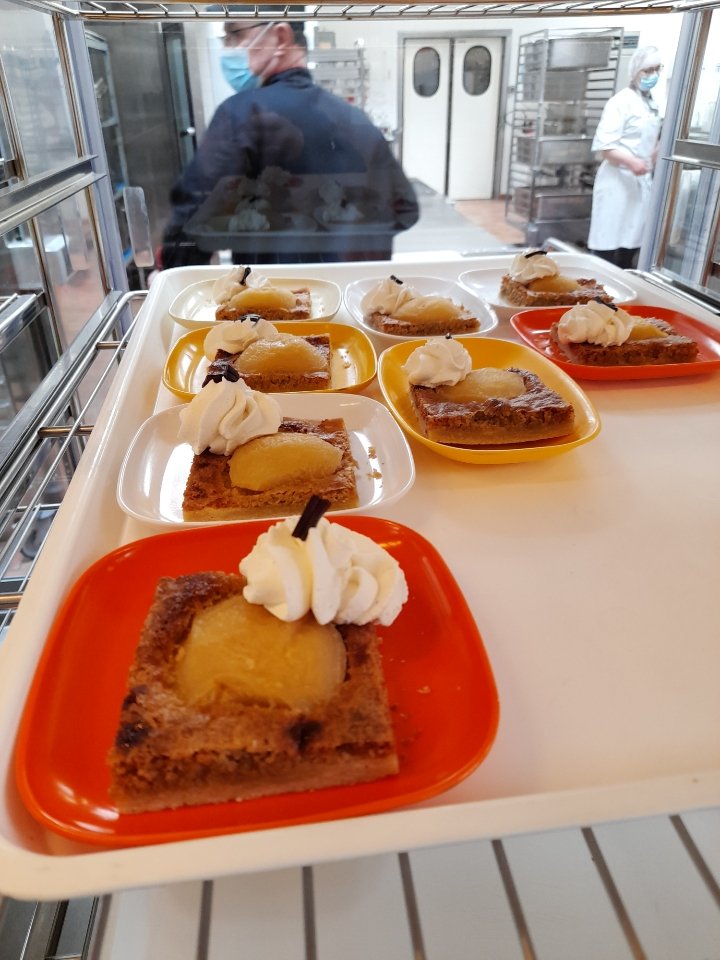 CollegeCasteret's tweet photo. Aujourd'hui le chef de cuisine et son équipe ont réalisé un repas imaginé par trois #Chefs étoilés de la Charente à l'occasion de la parution des Étoiles du #guidemichelin. Valoriser les #talents , les produits du #terroir , #lacharente https://t.co/zfngtmhdhi