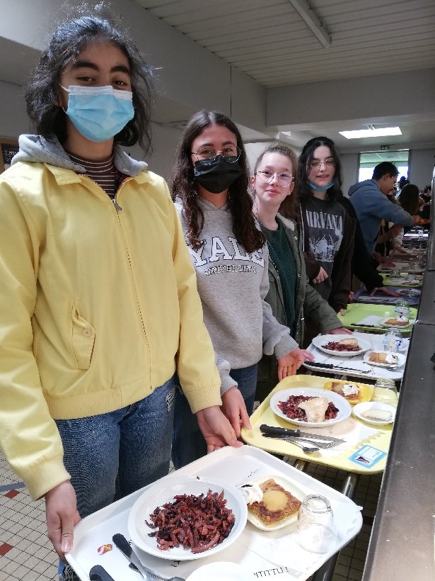 CollegeCasteret's tweet photo. Aujourd'hui le chef de cuisine et son équipe ont réalisé un repas imaginé par trois #Chefs étoilés de la Charente à l'occasion de la parution des Étoiles du #guidemichelin. Valoriser les #talents , les produits du #terroir , #lacharente https://t.co/zfngtmhdhi