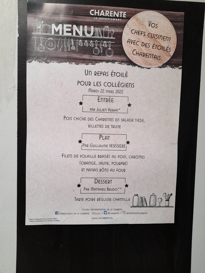 CollegeCasteret's tweet photo. Aujourd'hui le chef de cuisine et son équipe ont réalisé un repas imaginé par trois #Chefs étoilés de la Charente à l'occasion de la parution des Étoiles du #guidemichelin. Valoriser les #talents , les produits du #terroir , #lacharente https://t.co/zfngtmhdhi