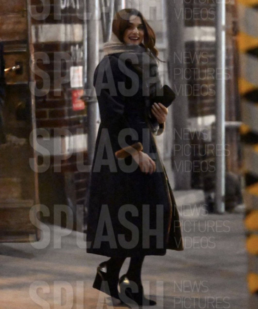 portalweisz's tweet photo. 📸 | O look da gata valendo MILHÕES.

Rachel Weisz vista deixando o prédio “Vito Schnabel’s” no dia 11 de Março. https://t.co/K8N3jx65D6