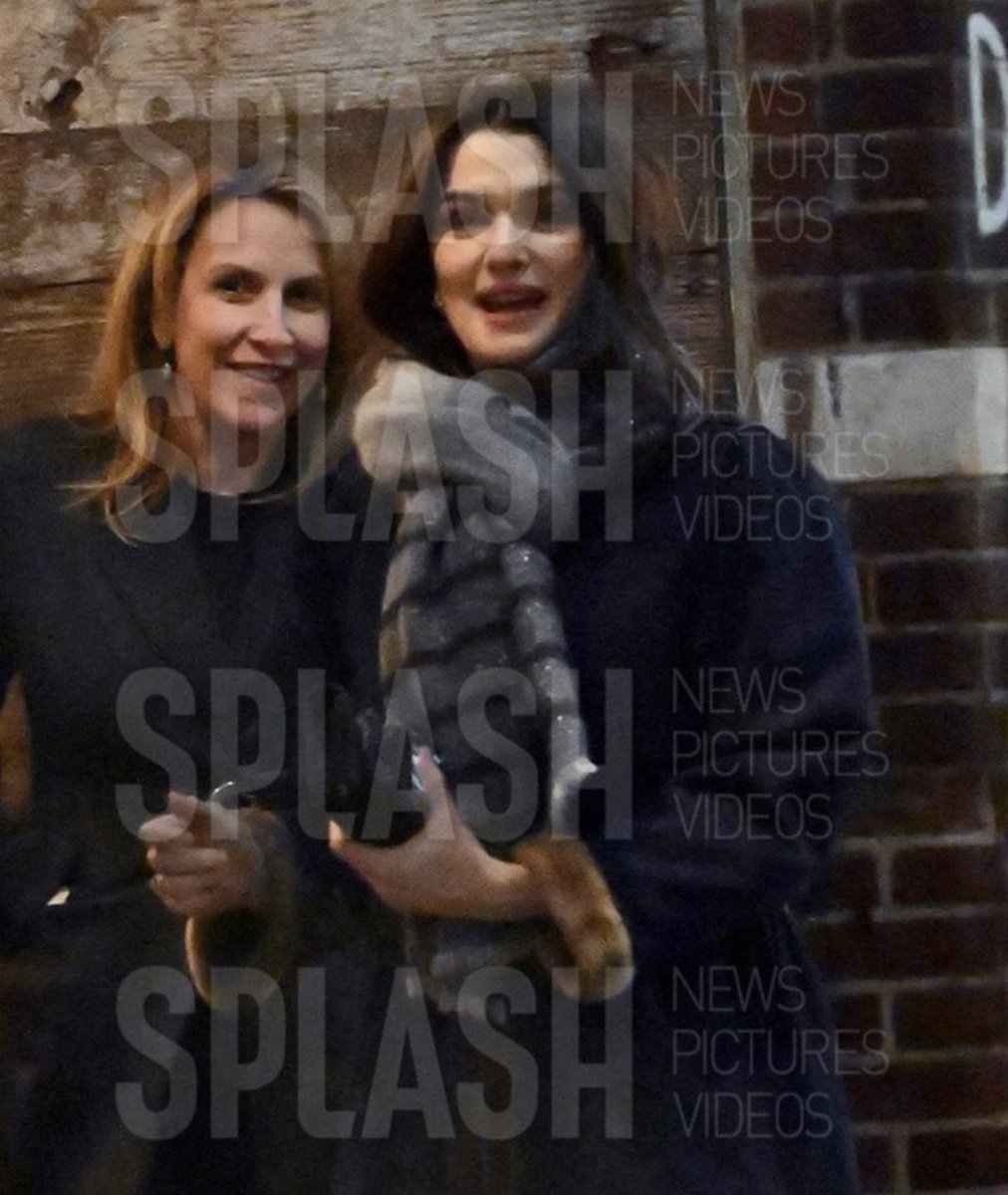 portalweisz's tweet photo. 📸 | O look da gata valendo MILHÕES.

Rachel Weisz vista deixando o prédio “Vito Schnabel’s” no dia 11 de Março. https://t.co/K8N3jx65D6