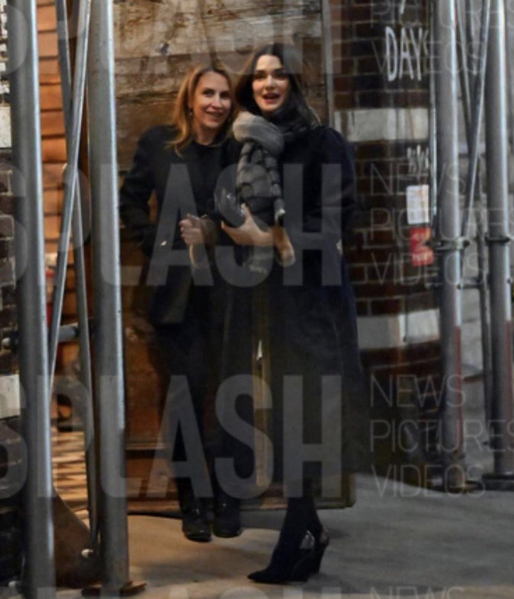 portalweisz's tweet photo. 📸 | O look da gata valendo MILHÕES.

Rachel Weisz vista deixando o prédio “Vito Schnabel’s” no dia 11 de Março. https://t.co/K8N3jx65D6