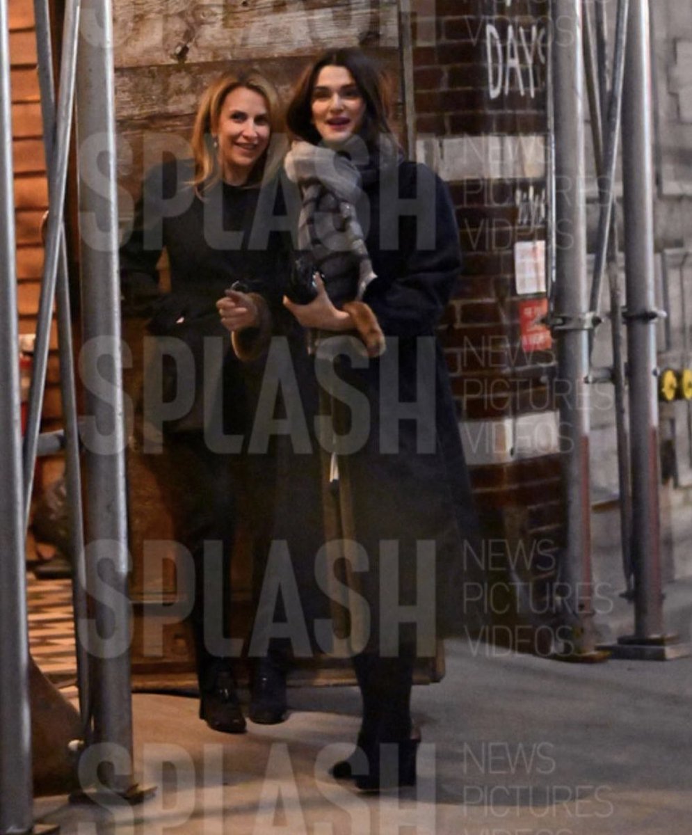 portalweisz's tweet photo. 📸 | O look da gata valendo MILHÕES.

Rachel Weisz vista deixando o prédio “Vito Schnabel’s” no dia 11 de Março. https://t.co/K8N3jx65D6