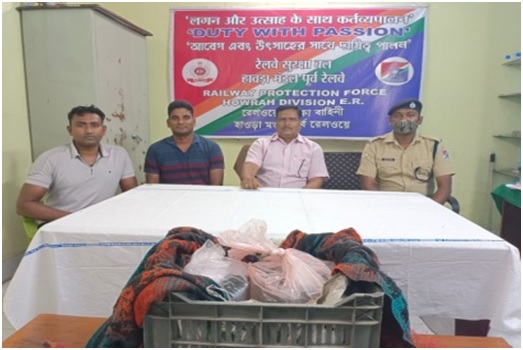 ErRpf's tweet photo. On 21.03.2022 RPF CPDS/Howrah, RPF North Post/Howrah & Excise Department/Howrah has recovered 02 unclaimed politic bags containing 40 liters country liquor valued Rs. 4,000/- at Howrah Rly Stn & was handed over to Excise Department/Howrah.
#satarak @RPF_INDIA @sanjay_chander https://t.co/Pp7ZnsqoBD