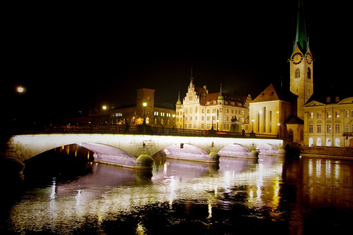 チューリッヒのロマンティックな夜景🌉水面に反射する光の饗宴😌