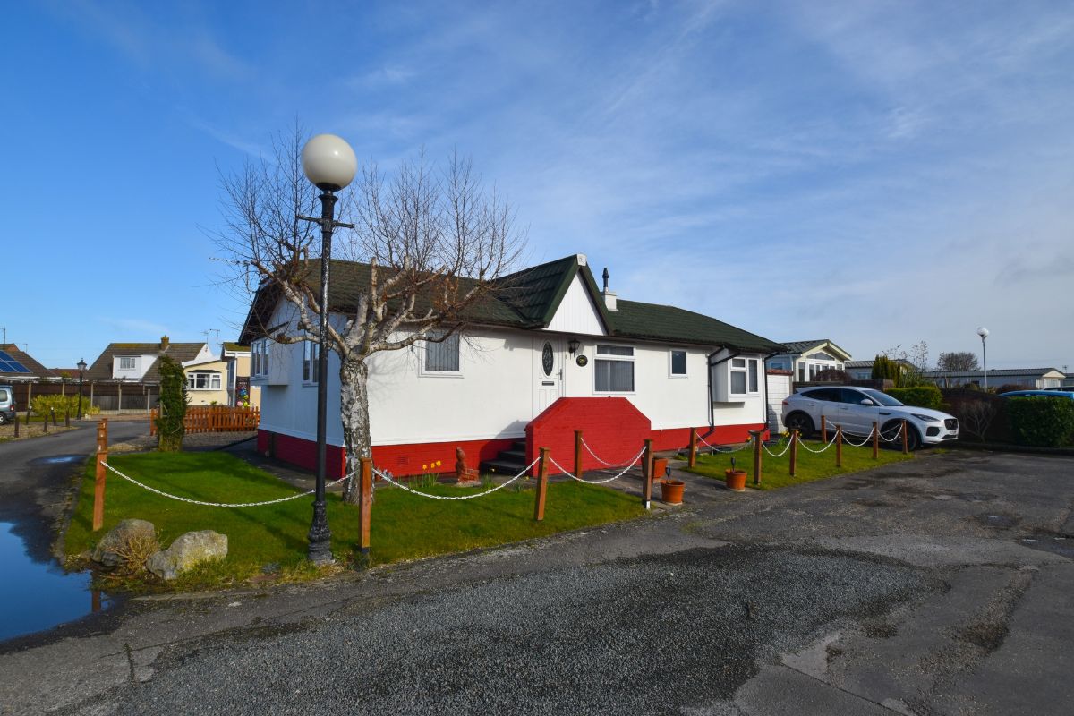 VPALTD's tweet photo. New to market - 2 Bed Bungalow, Mallard Way, Beacon Park Home Village, Skegness, £149,500. View details: https://t.co/ObPpVgE5hc https://t.co/AhoOtYSX4y