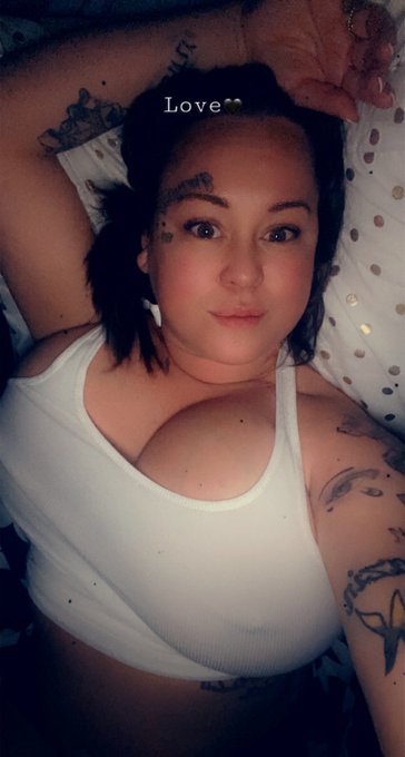 Good Morning ❤️ my boobs are smothering me. 😂😂 https://t.co/vyqrRoL5dJ
