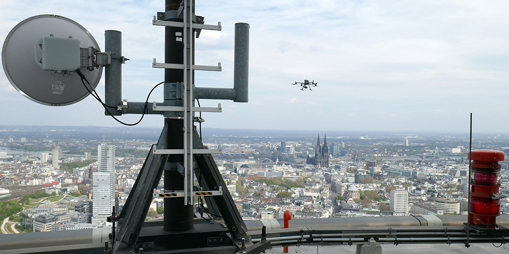 dfmg_de's tweet photo. Wie wir durch den Einsatz von moderner #Drohnentechnologie nicht nur unseren #Mobilfunkausbau beschleunigen, sondern auch wertvolle Ressourcen sparen, erfahrt ihr in diesem Beitrag 👉 https://t.co/daVKaqvYY1 #DFMGreen https://t.co/ehSoyTcvKg