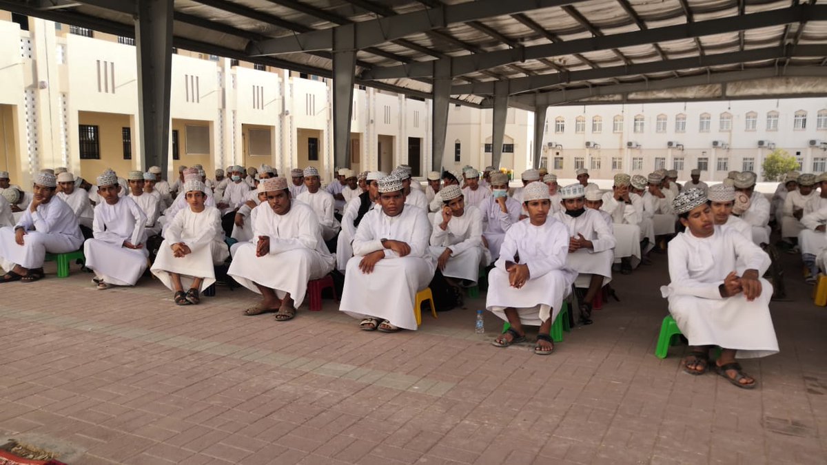 إيمانا منا بأهمية الشراكة المجتمعية بين المدرسة والمجتمع المحلي ولزيادة الوعي المهني حول بعض التخصصات لدى الطلبة نظمت المدرسة  ممثلة في التوجيه المهني  وبالتعاون مع دائرة التنمية الزراعية وموارد المياه جلسة حوارية حول تخصص الطب البيطري والممارسات التي يقوم بها الطبيب البيطري.