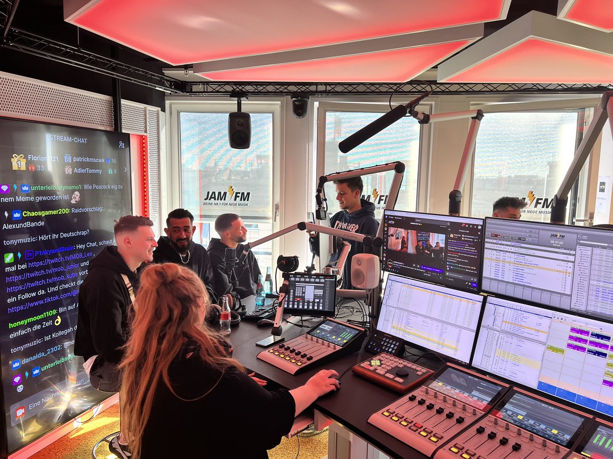 S_chill_ing's tweet photo. 1,2M TikTok-Follower:innen waren heute in der @radiojamfm Morningshow zu Gast. Wie das hinter den Kulissen aussah, erfährt man in der @WeAreEra_DACH Insta-Story 👉🏻 https://t.co/UAEuMwY36f #MobCrew https://t.co/cFHneE45TW