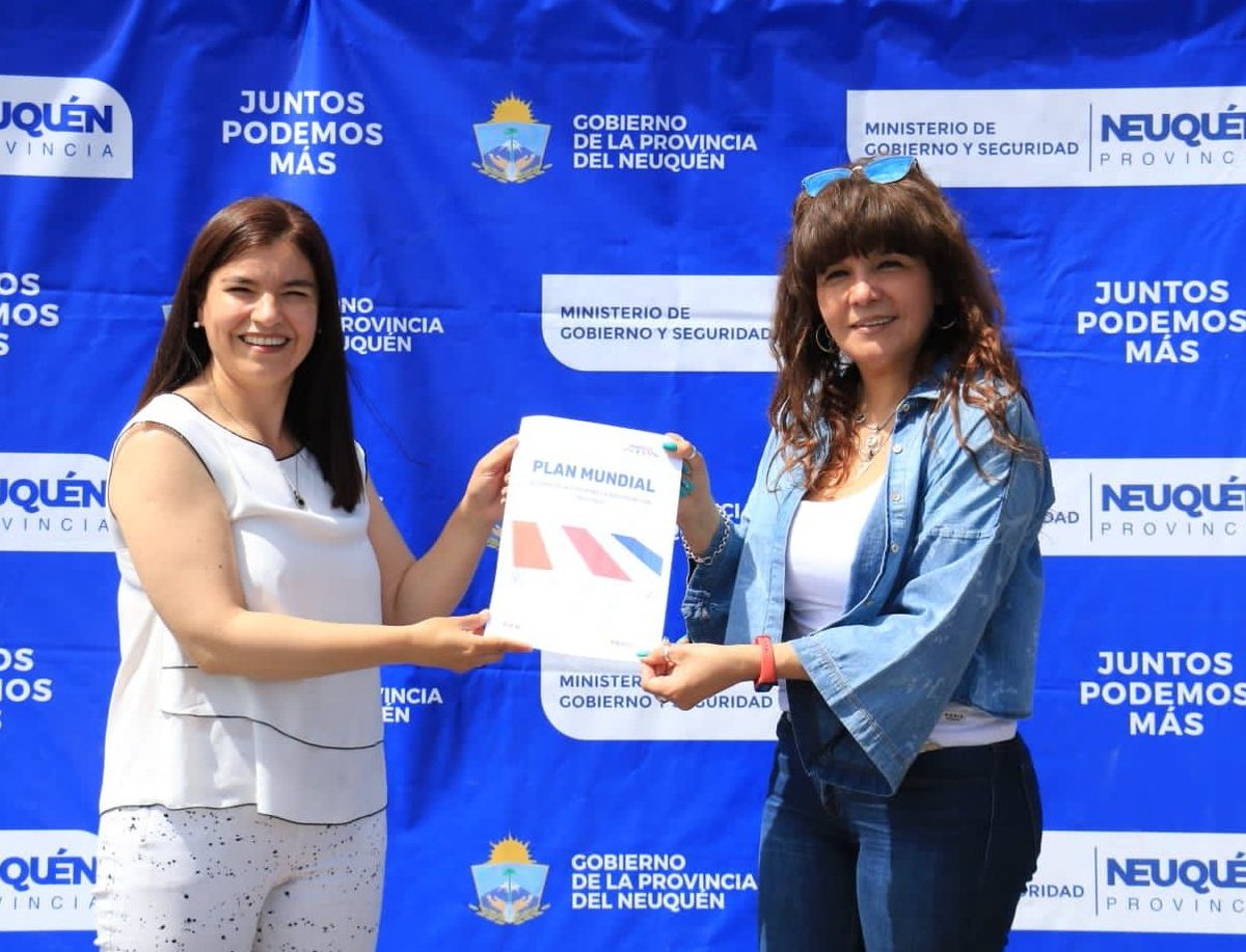 BIENARG's tweet photo. Rumbo al Evento de Hungría , Nuestros Principales Líderes . Gobernador @OmarGutierrezOk nuestra Ministra de Seguridad @VMerloOK y el Jefe de la Policia de Neuquén @julioperalta . Recibiendo el desafio #PlanGlobal Agenda 2030 ! @InfoSegVial @JeanTodt @RoadSafetyNGOs https://t.co/rC5Wc4OshU