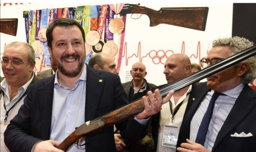 MarcoNoel19's tweet photo. #Salvini : " Quando si parla di armi fatico ad applaudire"

Eh, non è facile con le mani occupate. https://t.co/lc9GtF6w3t