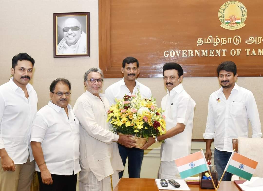 DevaAna91466596's tweet photo. நடிகர் சங்கத் தேர்தலில் அன்பு அண்ணன் @Karthi_Offl 🥰♥️😍🔥 அவர்கள் அதிகமாக வாக்குகள் வித்தியாசத்தில் வெற்றி 😍

#Viruman
#Karthi #Sardar #PS1 

@KannanKarthifan @MKB_KFC 
@Ashraful_Ashu23
@MKManik89173151 @itsNaveen_M @PaiyaArun7
@RagavanKarthi4
@Kaithisivaspd @ashokkarthi_123 https://t.co/vJJ7J55LKb