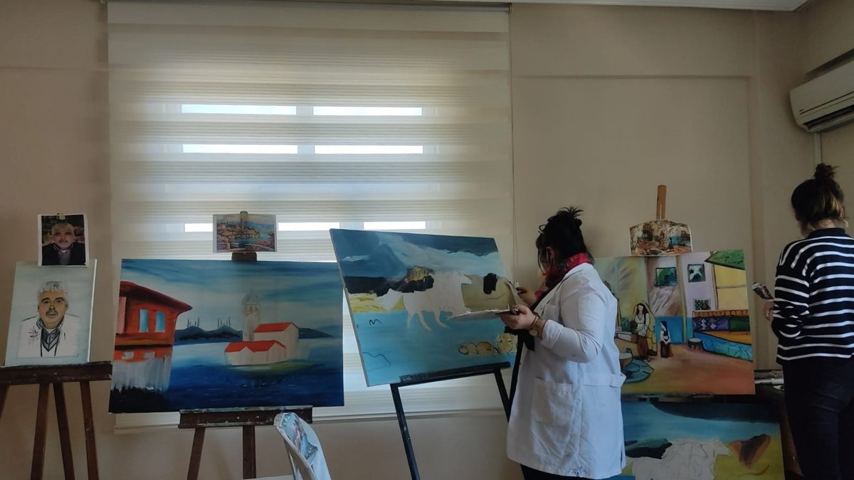 sanliurfabld's tweet photo. Günün yorgunluğu ve stresinden uzaklaşmak aynı zamanda sosyalleşmek için sizi de Kadın Destek Merkezlerimize bekliyoruz hanımlar.🎨

📍Bozova Kadın Destek Merkezi Yağlı Boya Kursu https://t.co/aEsbsphCKZ